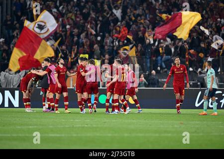 Rome, Italy, 5 May, 2022 players of AS Roma celebrate the victory at the end of the match at the Roma vs Leicester City Semifinal of Conference League 2021-2022 Football match Credit:Roberto Ramaccia/Alamy Live News Stock Photo