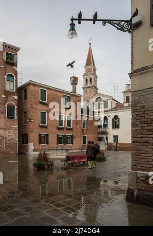Italien Venedig Castello-Bezirk   -87 Campo della Celestina bei Hochwasser hinten Campanile von San Francesco della Vigna Stock Photo