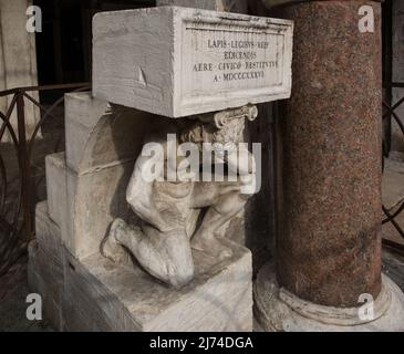 Italien Venedig Colonna del Bando -174 am Campo San Giácomo di Rialto Verkündungskanzel getragen vom GOBBO (dem Buckligen) DI RIALTO 16 Jh Inschrift d Stock Photo