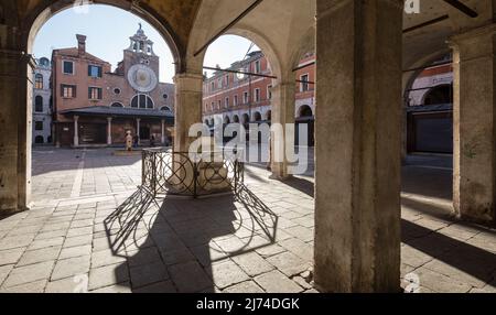 Italien Venedig Colonna del Bando -432 mit Durchblick zur Kirche San Giácomo di Rialto heutige Gestalt vom Ende des 16 Jh vorn Verkündungskanzel 16 Jh Stock Photo