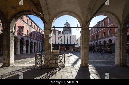 Italien Venedig Colonna del Bando -433 mit Durchblick zur Kirche San Giácomo di Rialto heutige Gestalt vom Ende des 16 Jh vorn links Verkündungskanzel Stock Photo