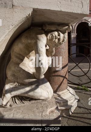 Italien Venedig Colonna del Bando am Campo San Giácomo di Rialto -435 Verkündigungskanzel getragen vom GOBBO (dem Buckligen) DI RIALTO 16 Jh Stock Photo