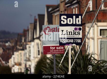 File photo dated 23/01/15 of for sale and sold signs outside houses, as the average UK house price increased by more than £3,000 in April, in the longest run of monthly rises since 2016, according to an index. Issue date: Friday May 6, 2022. The average property value rose by 1.1% or £3,078 last month, Halifax said. Stock Photo