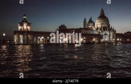 Italien Venedig Kirche Santa Maria della Salute -245 erbaut 1630-87 v Baldassare Longhena Ansicht v Nordosten in der Dämmerung links Punta della Dogan Stock Photo