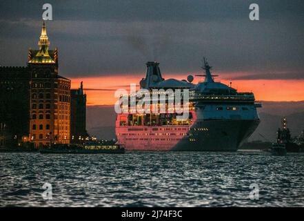 Italien Venedig Kreuzfahrtschiff -521 abends im Canale della Giudecca links Stucky-Mühle Stock Photo