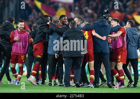 players of AS Roma celebrate the victory at the end of the  football Match at Stadio Olimpico, Roma v Leicester City on May 5, 2022 in Rome, Italy.  (Photo by AllShotLive/Sipa USA) Stock Photo
