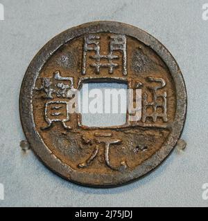 (220506) -- VIENNA, May 6, 2022 (Xinhua) -- A coin of Tang Dynasty (618-907) of China is displayed at the exhibition of 'In 80 Coins around the World' at Museum of Art History in Vienna, Austria, May 5, 2022. (Photo by Georges Schneider/Xinhua) Stock Photo