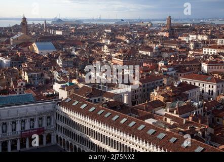 Italien Venedig Stadtzentrum nach Westen -188 Blick vom Campanile von San Marco unten Markusplatz links Museo Correr rechts Alte Prokuratien am Horizo Stock Photo