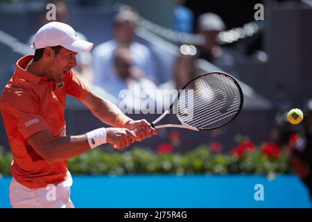 (220506) -- MADRID, May 6, 2022 (Xinhua) -- Novak Djokovic of Serbia hits a return during the men's singles quarter-final against Hubert Hurkaczat of Poland at the Madrid Open in Madrid, Spain, May 6, 2022. (Xinhua/Meng Dingbo) Stock Photo