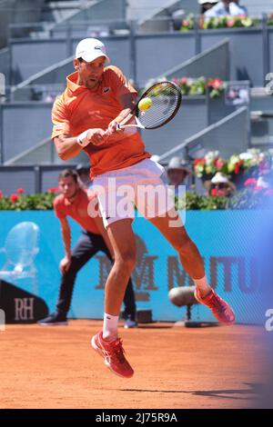 (220506) -- MADRID, May 6, 2022 (Xinhua) -- Novak Djokovic of Serbia hits a return during the men's singles quarter-final against Hubert Hurkaczat of Poland at the Madrid Open in Madrid, Spain, May 6, 2022. (Xinhua/Meng Dingbo) Stock Photo