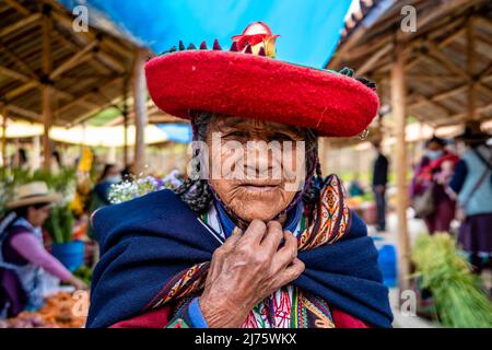 A Portrait Of A Senior Indigenous Quechua Woman At The Sunday Market In The Village Of Chinchero, The Sacred Valley, Urubamba Province, Peru. Stock Photo