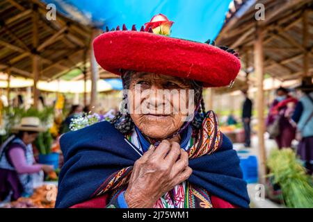 A Portrait Of A Senior Indigenous Quechua Woman At The Sunday Market In The Village Of Chinchero, The Sacred Valley, Urubamba Province, Peru. Stock Photo