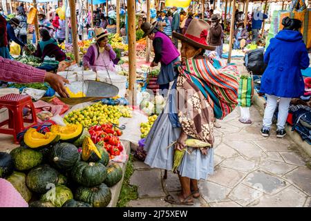 Senior Indigenous Quechua Women Shopping For Fruit and Vegetables At The Sunday Market In The Village Of Chinchero, Cusco Region, Peru. Stock Photo
