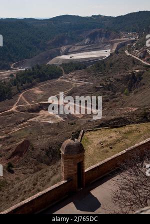 Blick über die Festungsmauer auf Ort und Steinsalz-Bergbaulandschaft Stock Photo