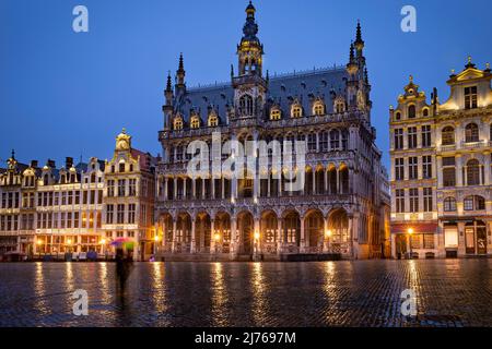 Belgium, Brussels, Grand Place, Market Square, UNESCO World Heritage Site, Broodhuis, Musée de la ville de Bruxelles, City Museum at blue hour with out of focus person in foreground Stock Photo