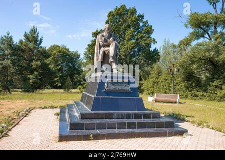 STARAYA RUSSA, RUSSIA - JULY 04, 2020: Monument to the Russian classic F.M. Dostoevsky on a sunny July day Stock Photo