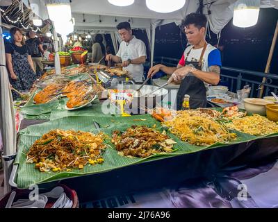 Selling Pad Thai and various typical dishes, Asiatique The Riverfront, entertainment mile, night market, Chao Praya River, Bangkok, Thailand, Asia Stock Photo