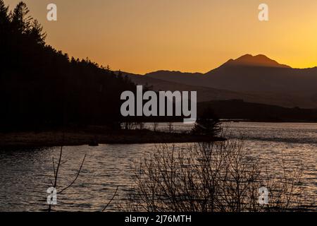Classic view over Llyn Mymbyr with the setting sun behind Snowdon, Snowdonia National Park Stock Photo