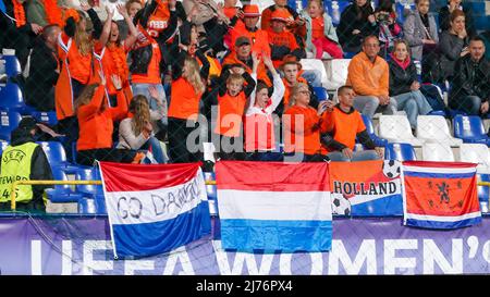 SARAJEVO, BOSNIA-HERZEGOVINA - MAY 6: Fans of the Netherlands during the UEFA European Women's Under-17 Championship match between Germany and Netherlands at Stadion Grbavica on May 6, 2022 in Sarajevo, Bosnia-Herzegovina (Photo by Nicola Krstic/Orange Pictures) Stock Photo