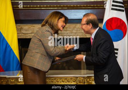 Bogota, Colombia on May 6, 2022. Colombia's Foreing Affairs and Vice-President Martha Lucia Ramirez (L) shakes hands with South Korean Ambassator Choo Jong-youn (R) during the event at Colombia's Minister of Foreign Affairs celebrating the 60 years of diplomatic relations between Colombia and South Korea celebrated with a new postal commemorative stamp in Bogota, Colombia on May 6, 2022. Photo by: Sebastian Barros/Long Visual Press Credit: Long Visual Press/Alamy Live News