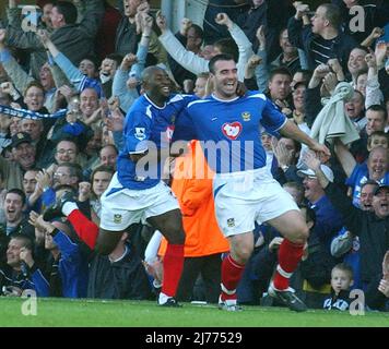 Portsmouth v Manchester United David Unsworth celebrates with Lua Lua after scoring from the penalty spot. Pic MIKE WALKER 2004 Stock Photo