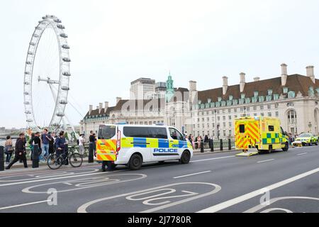 London, UK, 6th May, 2022. Emergency services attended the scene after a cyclist crashed into a bollard and was knocked unconscious. It was the second road accident that occured one hour apart on Westminster Bridge. Credit: Eleventh Hour Photography/Alamy Live News