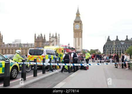 London, UK, 6th May, 2022. Emergency services attend the scene after a cyclist crashed into a bollard and was knocked unconscious.  It was the second accident to occur one hour apart on Westminster Bridge. Credit: Eleventh Hour Photography/Alamy Live News