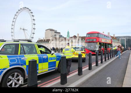 London, UK, 6th May, 2022. Emergency services attended the scene on Westminster Bridge after a pedestrian was hit by a bus. The man did not suffer serious injury though there is substantial damage to the bus windscreen. Another incident involving an e-cyclist occured on the other side of the bridge less than one hour later. Credit: Eleventh Hour Photography/Alamy Live News