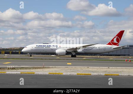 ISTANBUL, TURKEY - OCTOBER 05, 2021: Turkish Airlines Boeing 787-9 (CN 65813) landing to Istanbul International Airport. Stock Photo