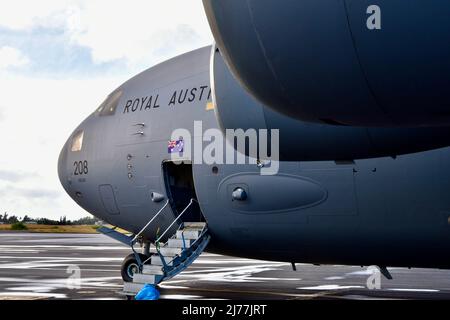 A Royal Australian Air Force C-17 Globemaster III sits on the flight line before the first training mission of Exercise Global Dexterity 2022 at Joint Base Pearl Harbor-Hickam, Hawaii, May 3, 2022. Exercise Global Dexterity 2022 brought a RAF C-17 and crew to the 15th Wing to fly alongside both active duty U.S. aircraft and Hawaii Air National Guard aircraft. (U.S. Air Force photo by 1st Lt. Benjamin Aronson) Stock Photo