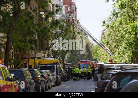 Madrid, Spain. 6th May 2022.  Rescuers work at the explosion site in Madrid, Spain, May 6, 2022. Two people are missing after an explosion in the center of Madrid on Friday, local emergency services have confirmed. Meanwhile, 18 people were injured, three seriously, in the incident.   The explosion happened at around 1:30 p.m. local time (12:30 GMT) at number 35 Calle Ayala, in the exclusive Salamanca neighborhood in the heart of the Spanish capital. Credit: Xinhua/Alamy Live News Stock Photo