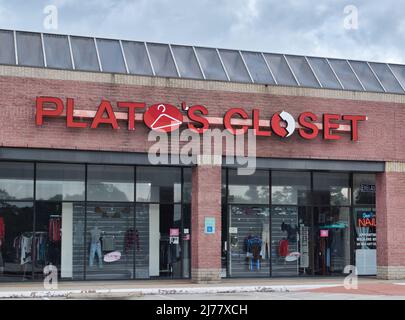Houston, Texas USA 12-03-2021: Plato's Closet storefront exterior in Houston TX. Second-hand store that buys and sells name brand teenager clothing. Stock Photo