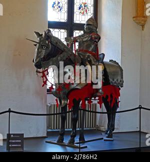 An exhibit of a medieval knight in armor on a horse in armor Stock Photo