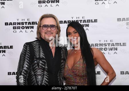 Travis Tritt, Theresa Nelson attends the Barnstable Brown Kentucky Derby Eve Gala at Barnstable Brown Residence on May 6, 2022 in Louisville, Kentucky. Photo: C Michael Stewart/imageSPACE/Sipa USA Stock Photo