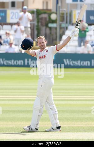 Paul Walter of Essex raises his bat after reaching his century during Essex CCC vs Yorkshire CCC, LV Insurance County Championship Division 1 Cricket Stock Photo