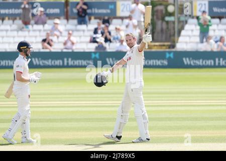 Paul Walter of Essex raises his bat after reaching his century during Essex CCC vs Yorkshire CCC, LV Insurance County Championship Division 1 Cricket Stock Photo