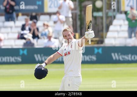 Paul Walter of Essex raises his bat after reaching his century during Essex CCC vs Yorkshire CCC, LV Insurance County Championship Division 1 Cricket Stock Photo