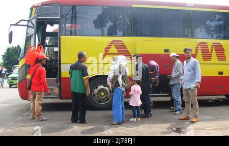 May 7, 2022, Jakarta, Jakarta, Indonesia: starting to arrive and the return of residents of the city of Jakarta or, those who work in Jakarta after they spend their holidays and celebrate Eid al-Fitr in their home areas with their respective families. Kali Deres Terminal, Jakarta, as one of the inter-city inter-provincial bus terminals, is starting to get crowded with those returning from their respective areas. After two years they couldn't celebrate Eid with their family due to the COVID-19 pandemic. (Credit Image: © Denny Pohan/ZUMA Press Wire) Stock Photo