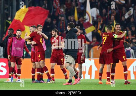 Roma players celebrate the victory at the end of the UEFA Conference League, Semi-finals, 2nd leg football match between AS Roma and Leicester City on May 5, 2022 at Stadio Olimpico in Rome, Italy - Photo Federico Proietti / DPPI Stock Photo