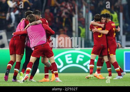 Roma players celebrate the victory at the end of the UEFA Conference League, Semi-finals, 2nd leg football match between AS Roma and Leicester City on May 5, 2022 at Stadio Olimpico in Rome, Italy - Photo: Federico Proietti/DPPI/LiveMedia Stock Photo