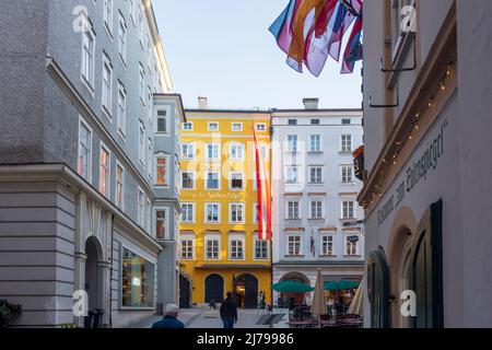 Salzburg: Mozart's birthplace (Mozarts Geburtshaus or Hagenauerhaus) at ...