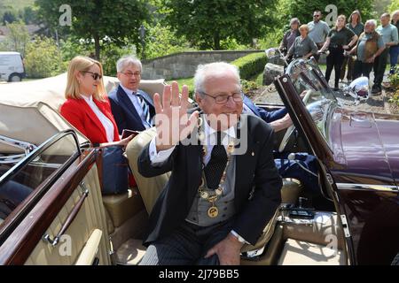 07 May 2022, Saxony-Anhalt, Ballenstedt: Eduard Prince von Anhalt drives up in a vehicle. He celebrates his 80th birthday in Ballenstedt. At the same time also the Investitur took place. In the context of the Investitur annually persons for special achievements of the Askanischen house order 'Albrecht the bear' are honored. The investiture takes place in the presence of Eduard Prince of Anhalt. Photo: Matthias Bein/dpa-Zentralbild/ZB