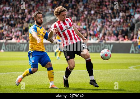 LONDON, UK. MAY 7TH   Mads Bech Sorensen of Brentford controls the ball during the Premier League match between Brentford and Southampton at the Brentford Community Stadium, Brentford on Saturday 7th May 2022. (Credit: Federico Maranesi | MI News) Credit: MI News & Sport /Alamy Live News Stock Photo