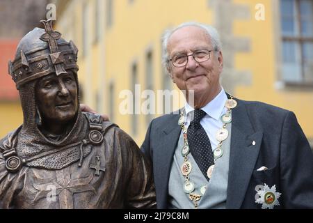 07 May 2022, Saxony-Anhalt, Ballenstedt: Eduard Prince of Anhalt stands at the newly designed monument to Albrecht the Bear. Eduard von Anhalt celebrates his 80th birthday in Ballenstedt. At the same time the investiture took place. Within the scope of the Investiture, persons are honored annually for special achievements by the Askan House Order 'Albrecht the Bear'. The investiture takes place in the presence of Eduard Prince of Anhalt. Photo: Matthias Bein/dpa/ZB