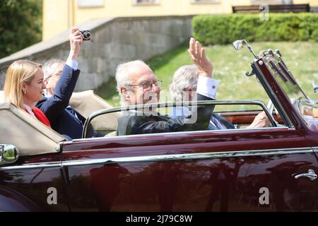 07 May 2022, Saxony-Anhalt, Ballenstedt: Eduard Prince von Anhalt waves from a vehicle. He is celebrating his 80th birthday in Ballenstedt. At the same time the investiture took place. In the context of the Investitur, persons are honored annually for special achievements by the Askan House Order 'Albrecht the Bear'. The investiture takes place in the presence of Eduard Prince of Anhalt. Photo: Matthias Bein/dpa-Zentralbild/ZB