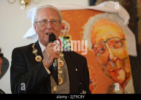 07 May 2022, Saxony-Anhalt, Ballenstedt: Eduard Prince of Anhalt addresses the birthday guests. Eduard von Anhalt celebrates his 80th birthday in Ballenstedt. At the same time the investiture took place. In the context of the Investitur annually persons for special achievements of the Askanischen house order 'Albrecht the bear' are honored. The investiture takes place in the presence of Eduard Prince of Anhalt. Photo: Matthias Bein/dpa-Zentralbild/ZB