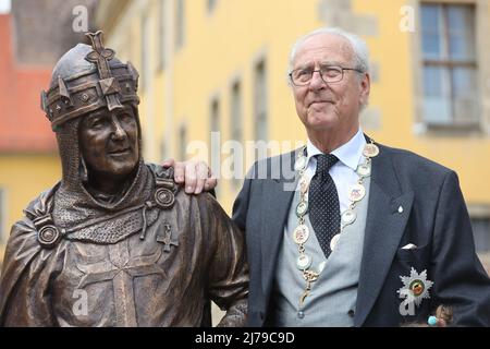 07 May 2022, Saxony-Anhalt, Ballenstedt: Eduard Prince of Anhalt stands at the newly designed monument to Albrecht the Bear. Eduard von Anhalt celebrates his 80th birthday in Ballenstedt. At the same time the investiture took place. Within the scope of the Investiture, persons are honored annually for special achievements by the Askan House Order 'Albrecht the Bear'. The investiture takes place in the presence of Eduard Prince of Anhalt. Photo: Matthias Bein/dpa/ZB