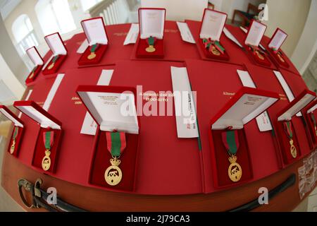 07 May 2022, Saxony-Anhalt, Ballenstedt: Orders and medals are lined up in the castle church in Ballenstedt. In the course of the investiture, persons are honored annually for special achievements by the Order of the House of Ascan. The investiture takes place in the presence of Eduard Prince of Anhalt. Photo: Matthias Bein/dpa-Zentralbild/ZB