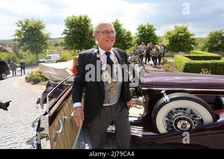 07 May 2022, Saxony-Anhalt, Ballenstedt: Eduard Prince von Anhalt drives up in a vehicle. He celebrates his 80th birthday in Ballenstedt. At the same time also the Investitur took place. In the context of the Investitur annually persons for special achievements of the Askanischen house order 'Albrecht the bear' are honored. The investiture takes place in the presence of Eduard Prince of Anhalt. Photo: Matthias Bein/dpa-Zentralbild/ZB