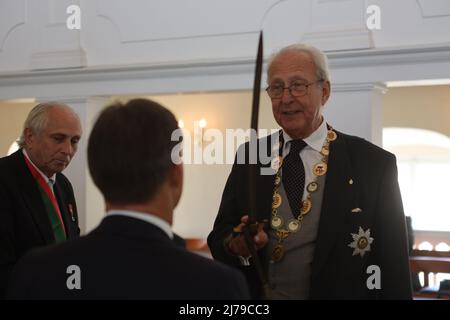 07 May 2022, Saxony-Anhalt, Ballenstedt: Eduard Prince of Anhalt knights a member of the Order of the House of Ascan. Eduard von Anhalt celebrates his 80th birthday in Ballenstedt. At the same time the investiture took place. Within the scope of the Investiture, persons are honored annually for special achievements by the Ascanian House Order 'Albrecht the Bear'. The investiture takes place in the presence of Eduard Prince of Anhalt. Photo: Matthias Bein/dpa-Zentralbild/ZB
